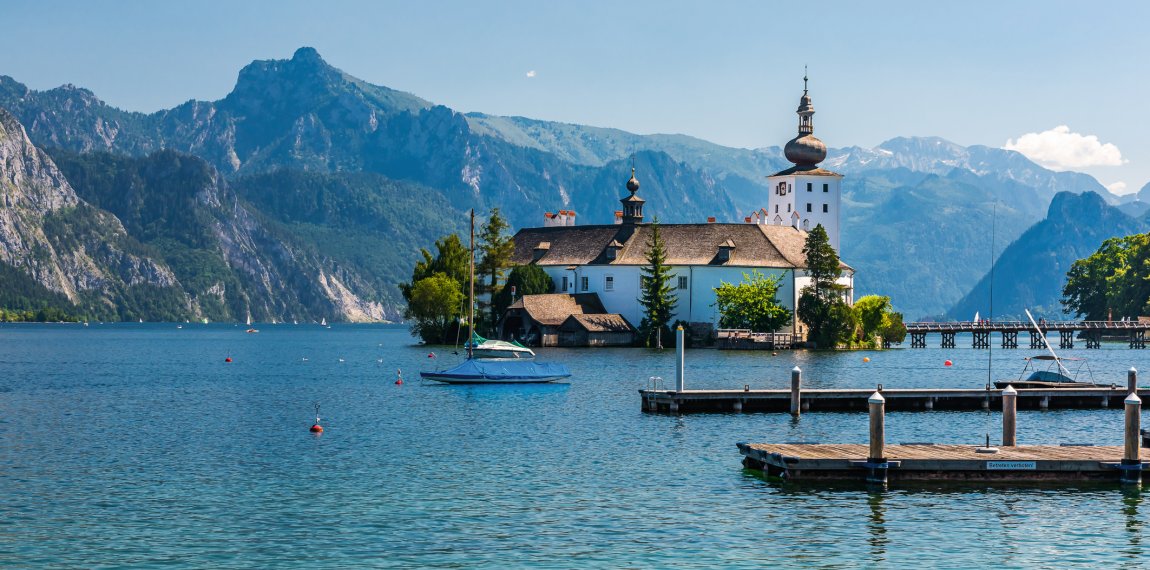 Traunsee and Schloss Orth in Gmunden © Fabio Lotti - stock.adobe.com