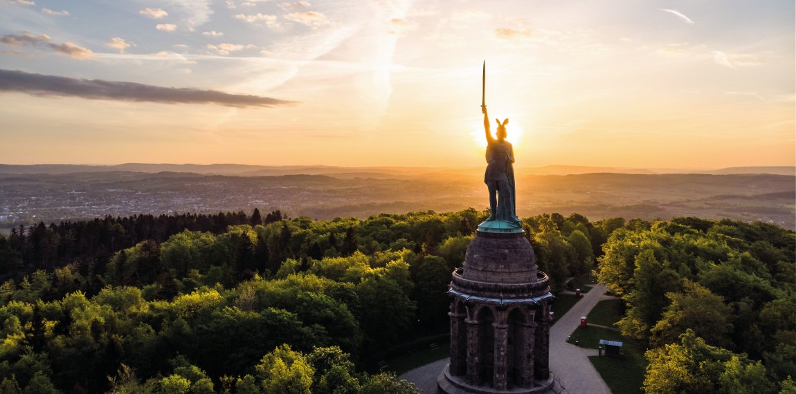 Hermannsdenkmal bei Sonnenaufgang © Joel Wüstehube-fotolia.com