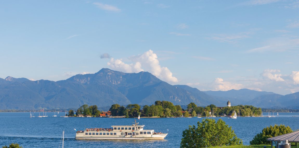 Schiff vor der Fraueninsel © Jochen Netzker - stock.adobe.com