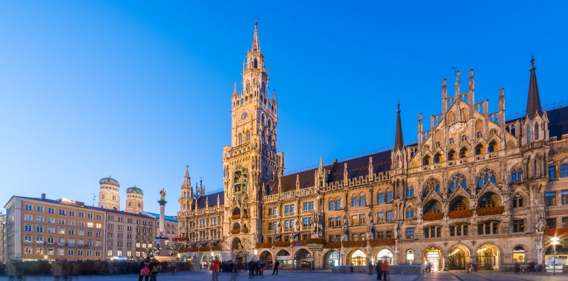 Marienplatz in München am Abend © gnoparus - stock.adobe.com