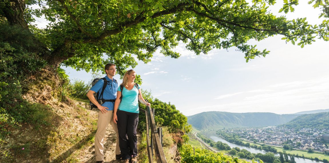 Wanderer bestaunen Blick über die Weinhänge nahe Kobern-Gondorf © rlp-tourismus/Dominik Ketz