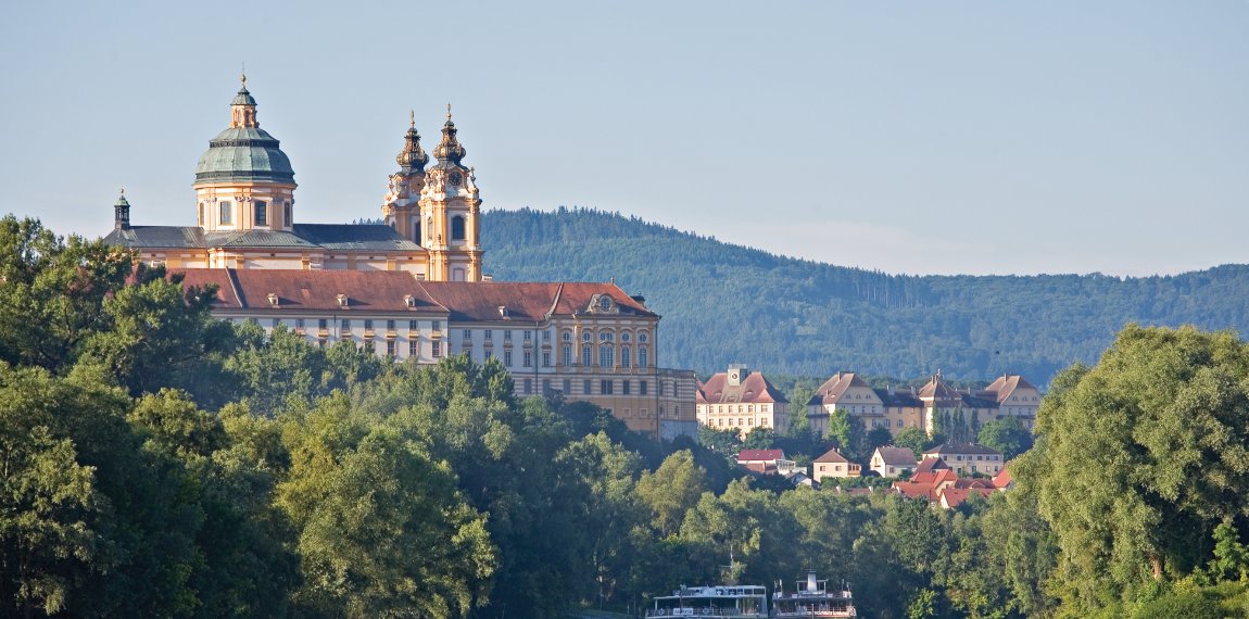 Donauschiffe bei Stift Melk © Christa Eder-fotolia.com