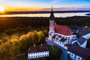 Abendstimmung am Kloster Andechs © David Brown - stock.adobe.com