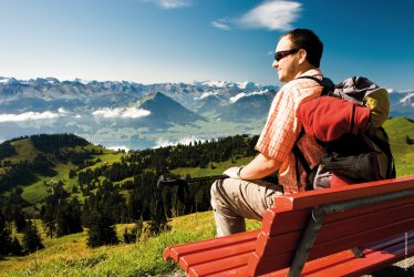 Wanderpause mit Blick auf das Rigi Bergmassiv © gevision-shutterstock.com/2013