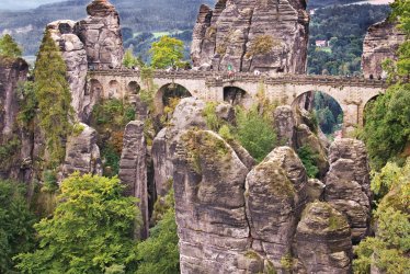 Blick über das Elbsandsteingebirge © linerpics-shutterstock.com/2013
