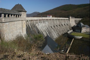 Staumauer des Edersees bei Kassel © anweber-shutterstock.com/2013