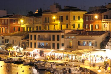 Strandpromenade von Es Castell auf Menorca © Shutterstock/Ana del Castillo