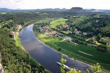 Blick vom Elbsandsteingebirge ins Elbtal © knetschkedesign-fotolia.com