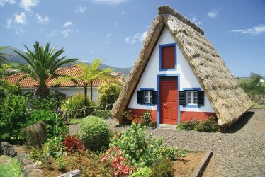 Traditionelle Häuser auf Madeira © sissoupitch - fotolia.com