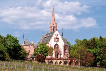 Neugotische Rochuskapelle in den Weinbergen bei Bingen am Rhein © mojolo-fotolia.com