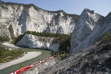 Glacier Express in der Rheinschlucht © Rhaetische Bahn/swiss-image.ch/Christof Sonderegger