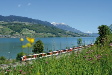 Luzern-Interlaken Express am Sarnersee © zb Zentralbahn AG