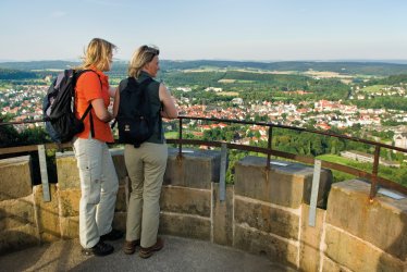 Wanderer auf dem Sachsenturm Bad Driburg © Frank Grawe/Kulturland Kreis Höxter