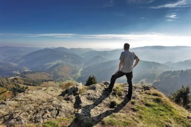Wanderer am Belchen im Schwarzwald © Juergen Wiesler-stock.adobe.com