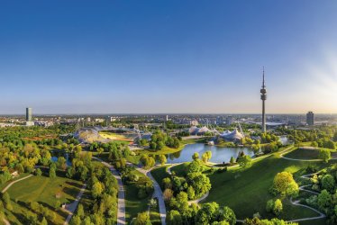 Park mit Olympiasee und Fernsehturm in München © pwmotion - stock.adobe.com