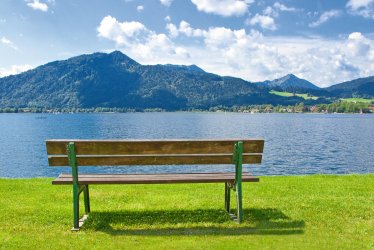 Ruhebank am Tegernsee © Jürgen Fälchle - stock.adobe.com