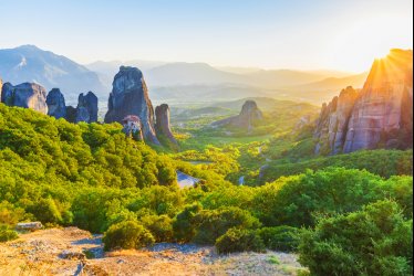 Landschaft mit Felsformationen beim Kloster Meteora © Balate Dorin - stock.adobe.com