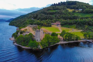 Urquhart Castle am Loch Ness © 4kclips - stock.adobe.com