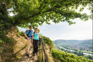 Wanderer bestaunen Blick über die Weinhänge nahe Kobern-Gondorf © rlp-tourismus/Dominik Ketz