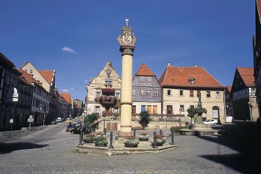 Marktplatz mit Denkmal
