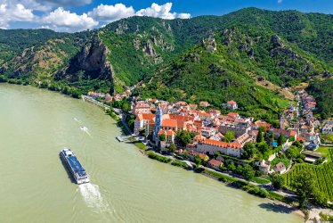 Blick auf Dürnstein und die Donau © mojolo - stock.adobe.com