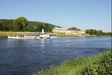 Dampfschiff auf der Elbe vor Schloss Pillnitz © guukaa-fotolia.com