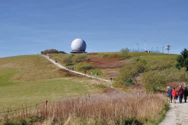 Wanderer auf dem Weg zur  Wasserkuppe © Peter Eckert