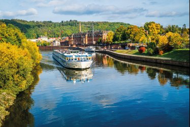 Fahrgastschiff auf der Saar bei Mettlach © JEFs-FotoGalerie - stock.adobe.c