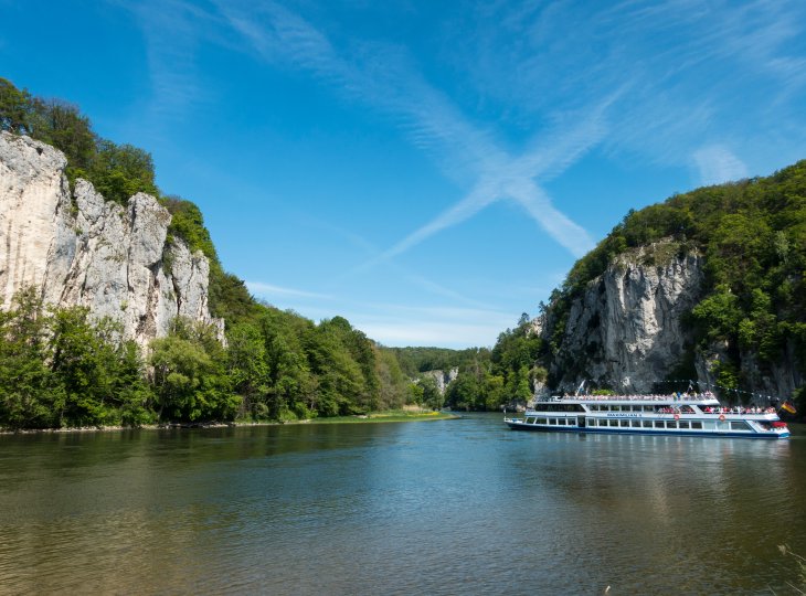 Schifffahrt im Donaudurchbruch © ellfoto - stock.adobe.com