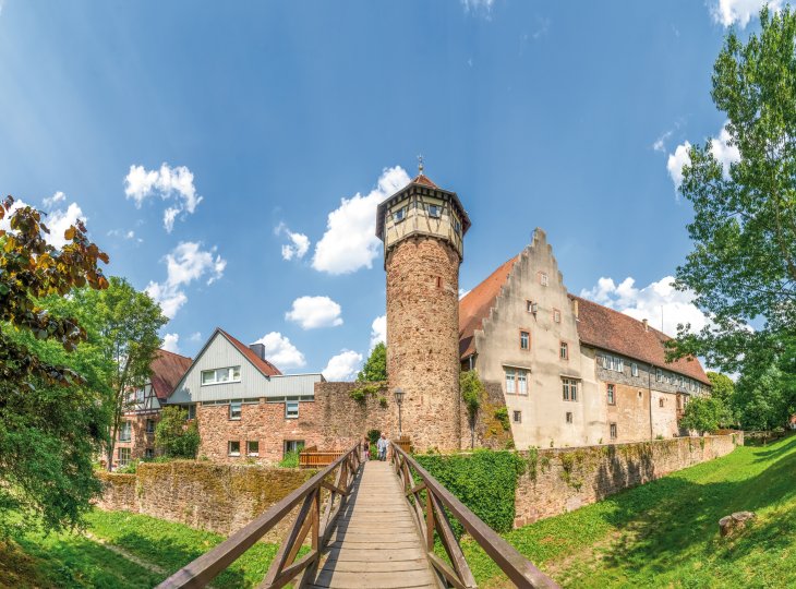 Burg mit Stadtmauer in Michelstadt © Sina Ettmer-stock.adobe.com