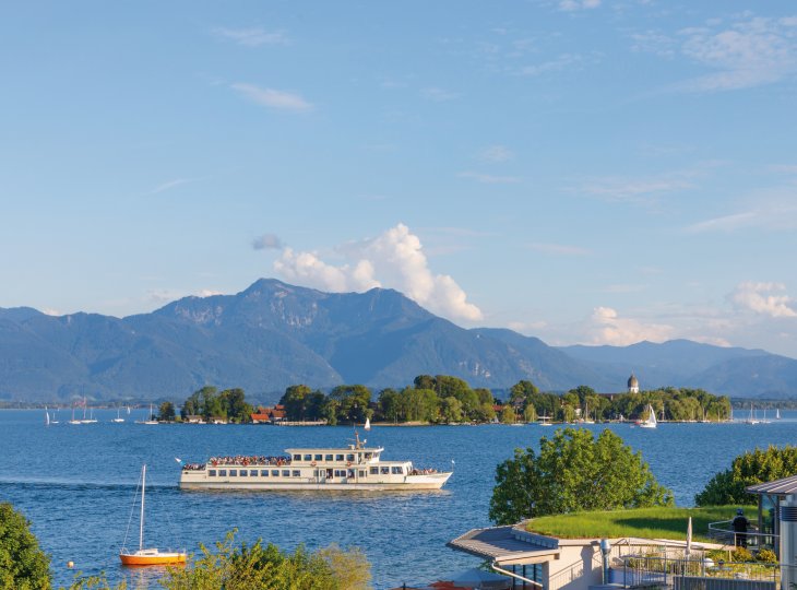 Schiff vor der Fraueninsel © Jochen Netzker - stock.adobe.com