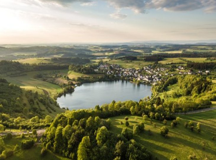 Eifelsteig Schalkenmehrener Maar © Eifel Tourismus GmbH D. Ketz