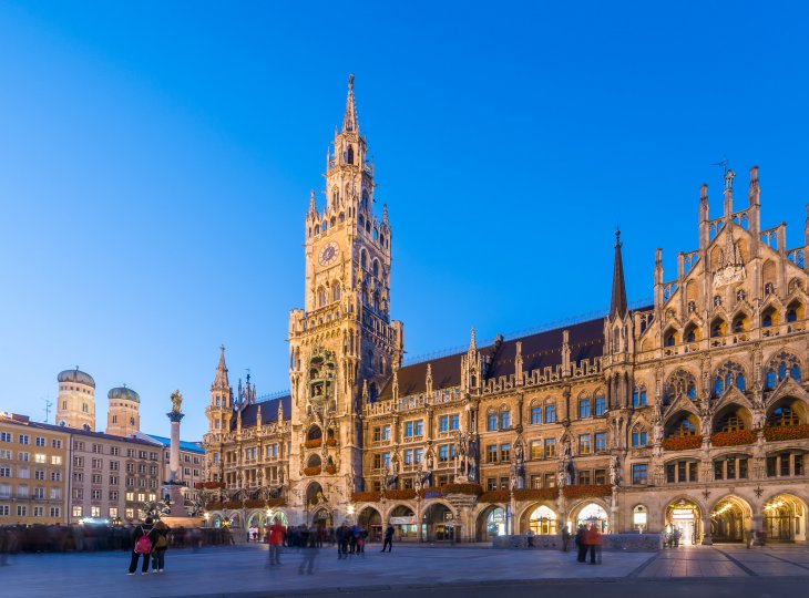 Marienplatz in München am Abend © gnoparus - stock.adobe.com