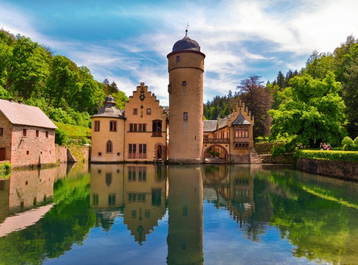 Schloss Mespelbrunn © Ilhan Balta - stock.adobe.com