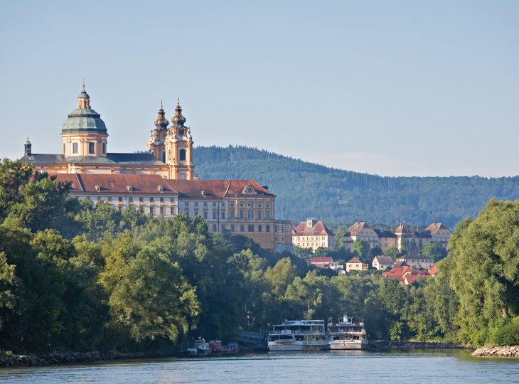 Donauschiffe bei Stift Melk © Christa Eder-fotolia.com