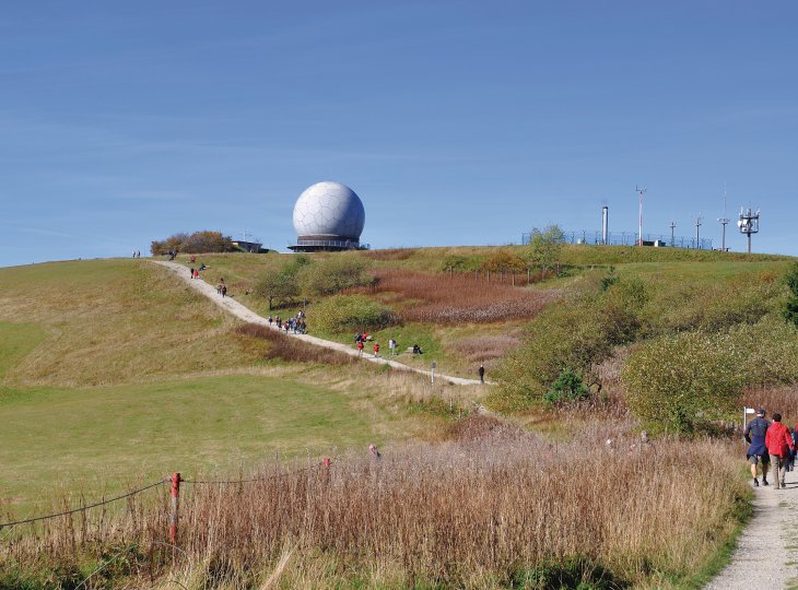 Wanderer auf dem Weg zur  Wasserkuppe © Peter Eckert